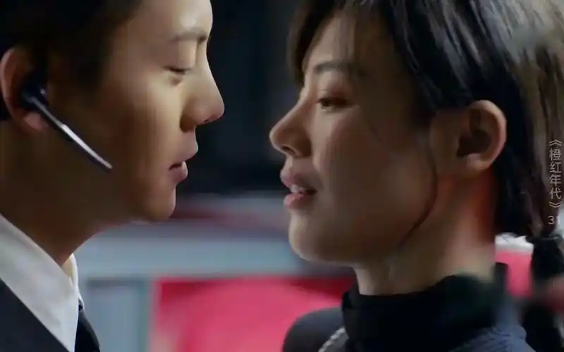 活动作品橙红年代陈伟霆马思纯俩人管道间相互拥吻放开那个女孩