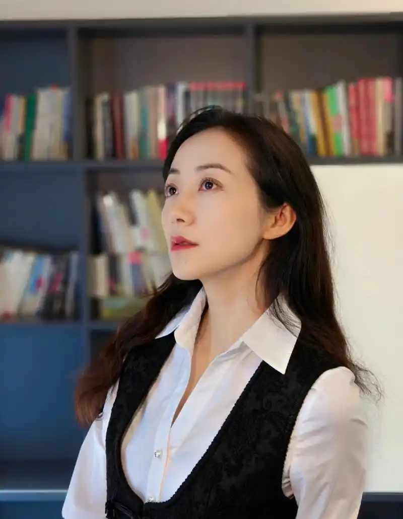 韩雪超短裙职业装写真,这要是成为你的秘书,你还会认真工作吗?