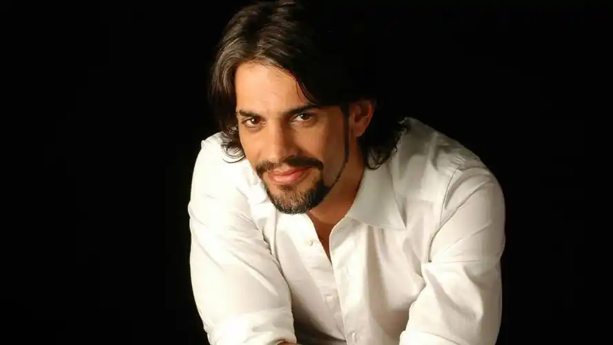 长发小胡子男人巴勃罗壁纸