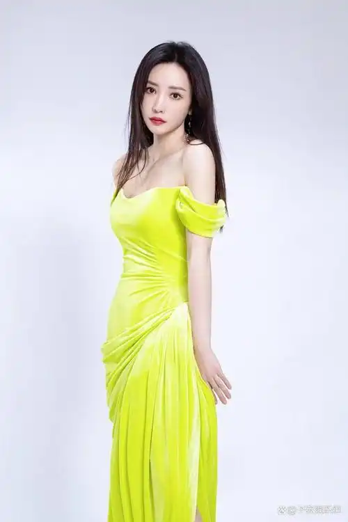 然而,更让人瞩目的是,柳岩在这次活动中展现出的丰