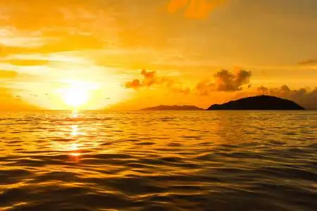 泰国橙色海日落的日出景观照片