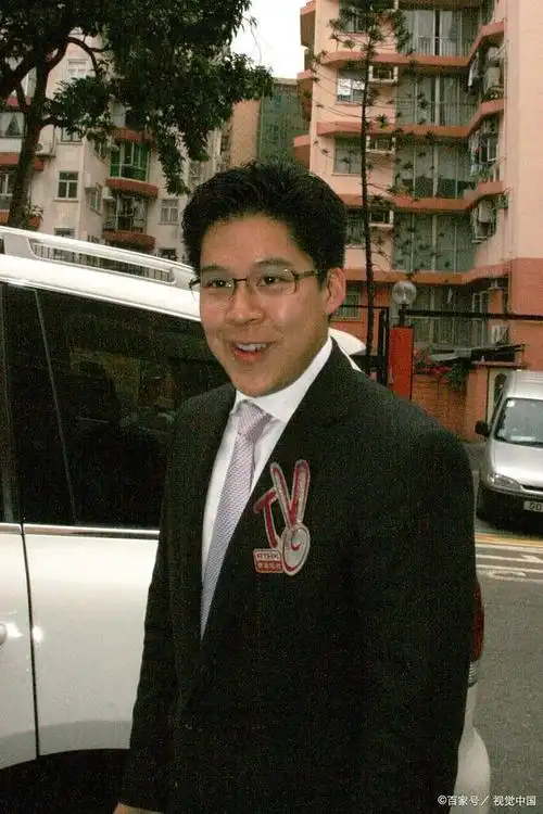 在霍启刚眼中年轻人