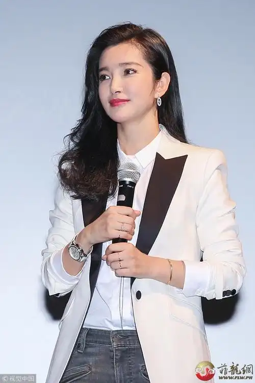 李冰冰首任制片人 穿西装干练帅气