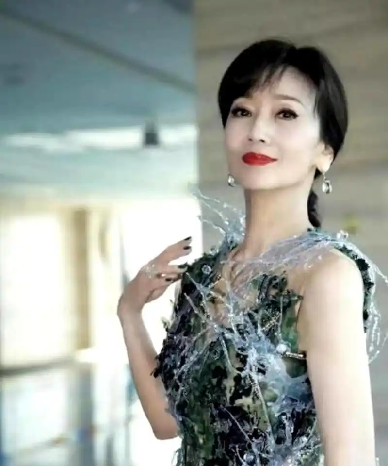 71岁的赵雅芝穿着亮片鱼尾裙,宛如刚从水中浮出的人鱼公主.