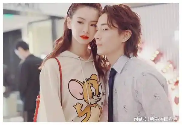 戚薇与李承铉的爱情故事,告诉我们,幸福并不远在天边,而往往就在我们