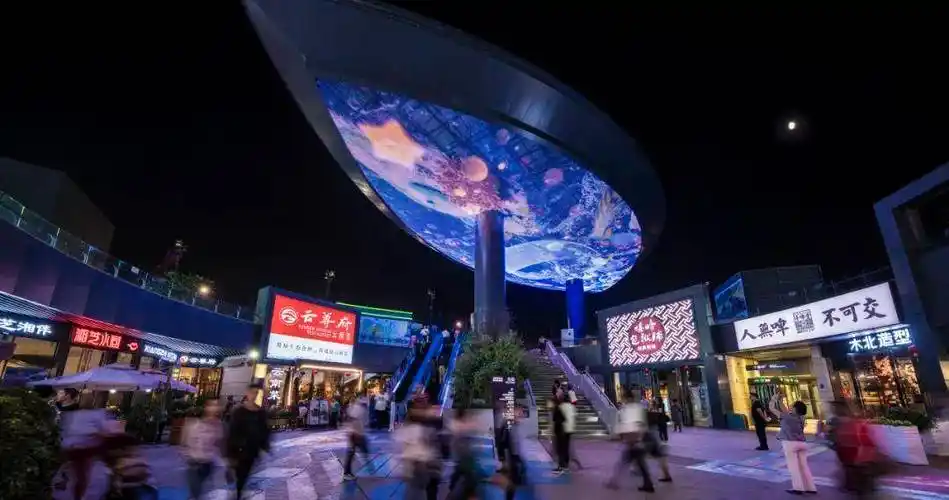 在北京市华熙live · 五棵松项目中,项目场地中央的下沉空间弥补了