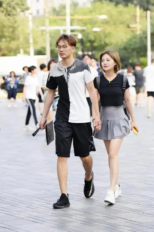 在时尚街区,看到这样一对对牵手逛街的小情侣,画面充满了幸福感