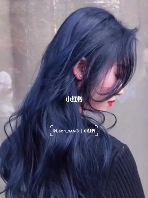 但在室外阳光底下就会明显许多～@3am沙龙-leon那么这种蓝黑色头发