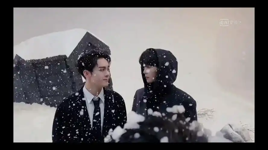 芭莎花絮/  /宇日俱曾/ 永不失联的爱 相互凝望的五十多秒