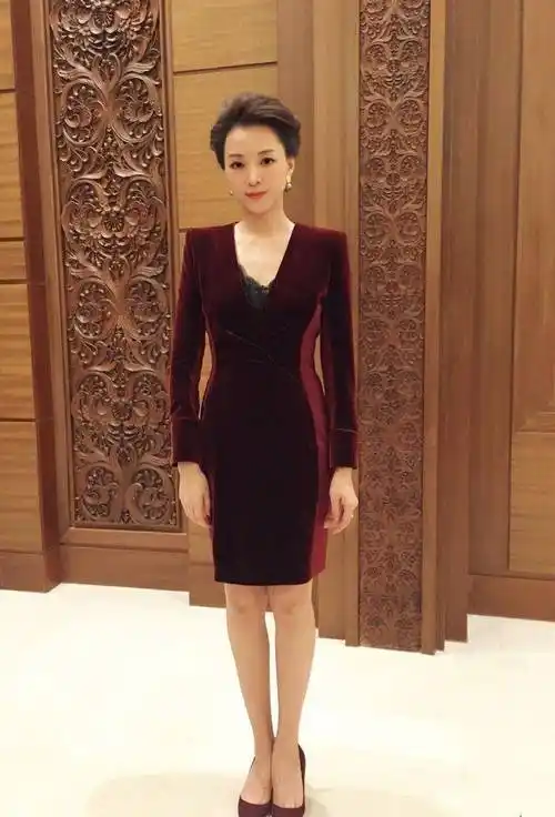 央视爸爸的审美是真的可以信任的,董卿这身酒红色丝绒礼服简直就是把