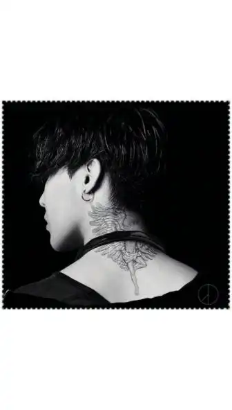 易烊千玺的纹身,权志龙的纹身,泫雅的纹身,看到雷佳音的:精神小伙!