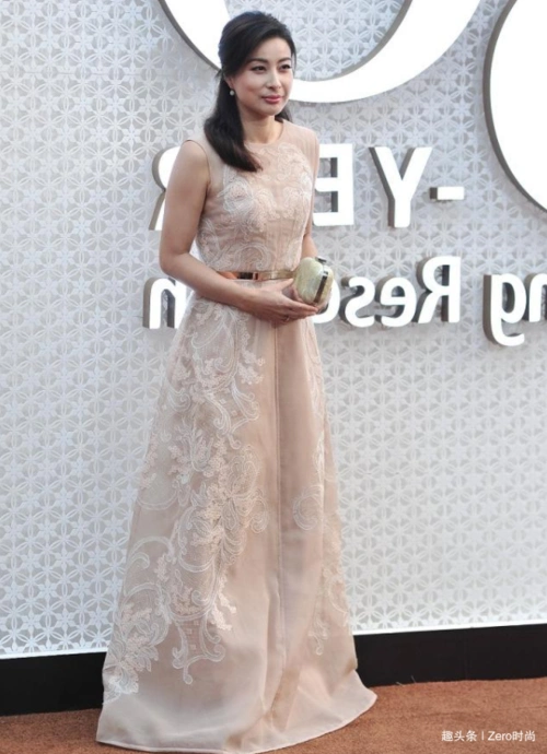 郭晶晶真的老了穿长裙身材丰盈有致无奈手臂的赘肉太减分