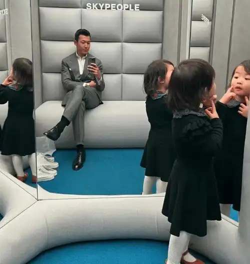 笑不活了朱珠老公晒女儿萌照打趣2岁珠宝撞脸歌手林子祥