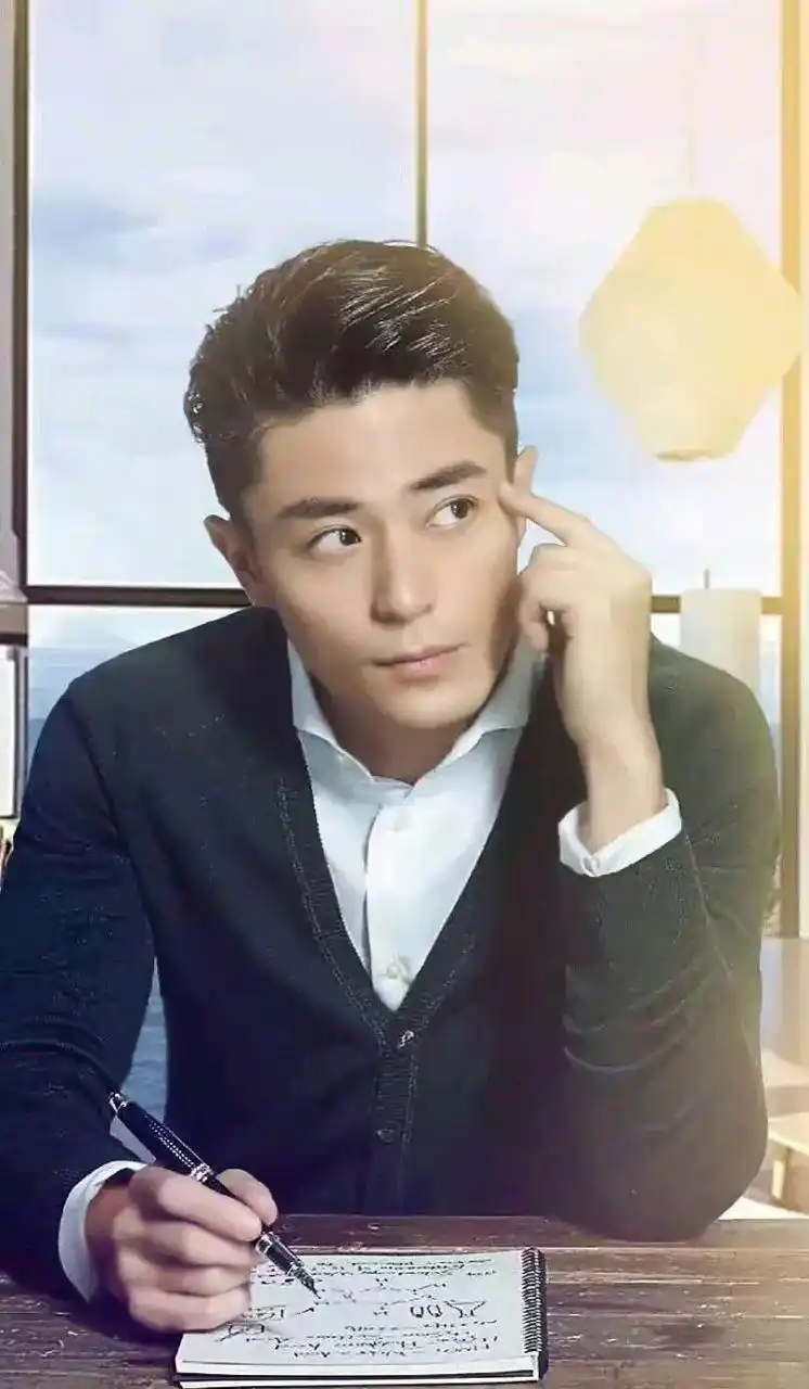 霍建华最新照片流出,大家都说他是幸福过多而自然长胖了一些.