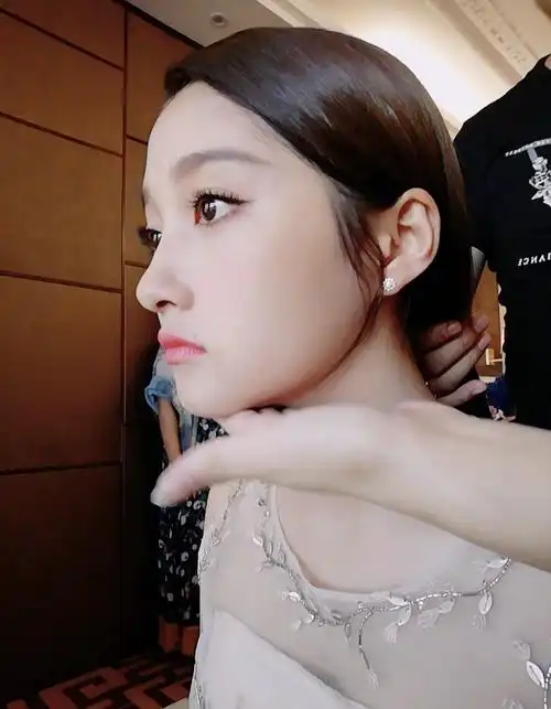 作为童星的关晓彤,从小到大颜值就很高,侧脸完全好评.