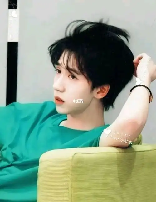 撩头发太帅了叭~#贺峻霖  #神图  #超绝  #头像  #壁纸  #明星  #帅照