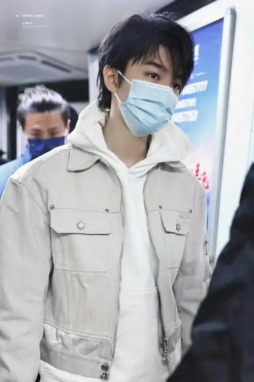 王俊凯最新机场饭拍图