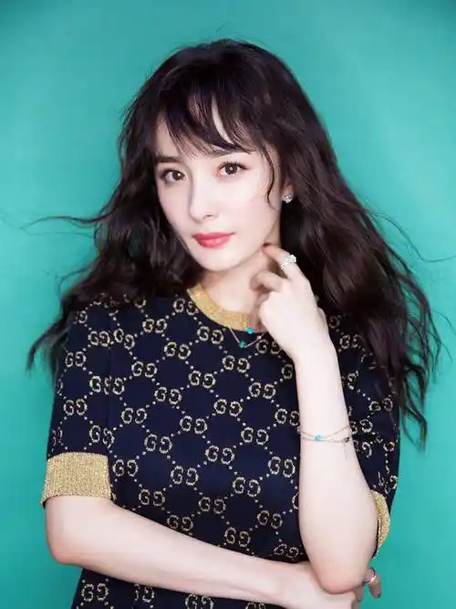 杨幂现身街头大玩下衣失踪!