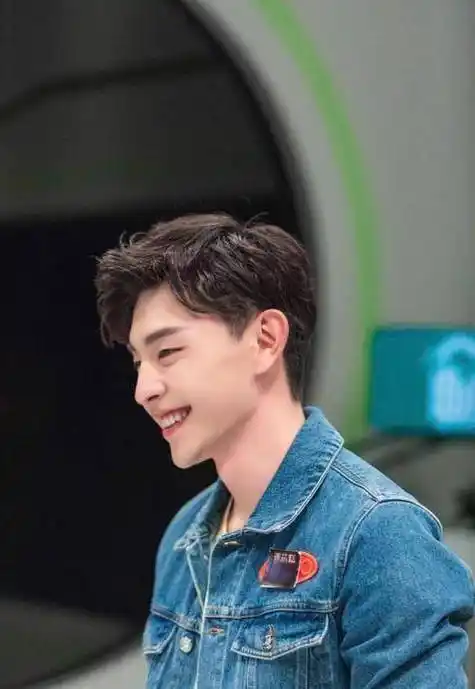 很强,才有机会接这个戏,但他仅仅出生在一个与娱乐圈不搭边的军人世家