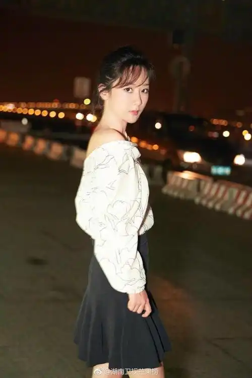 杨紫的时尚进阶奢华装扮引发网友热议