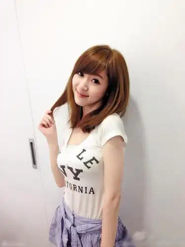 图:杨可涵以《我爱黑涩会》出道,外型亮眼,歌声