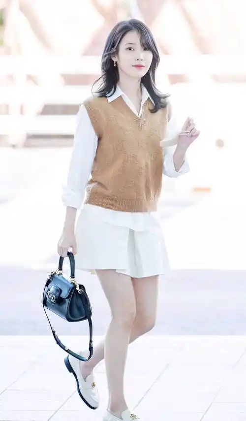 搜狐娱乐讯 5月24日,一组iu在仁川机场前往2022戛纳电影节的机场照