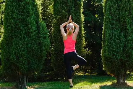 美丽迷人的年轻女子在公园里锻炼.夏季时间.健康观念.健身理念照片
