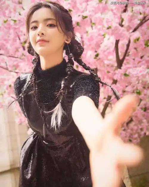 原创这身材太凶了性感有料杨超越写真赏