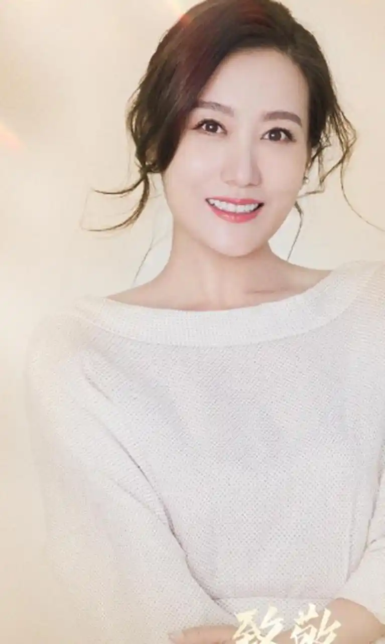 日前,著名女歌唱家谭晶工作室分享了一组照片,并发文:"谭晶荣获年度