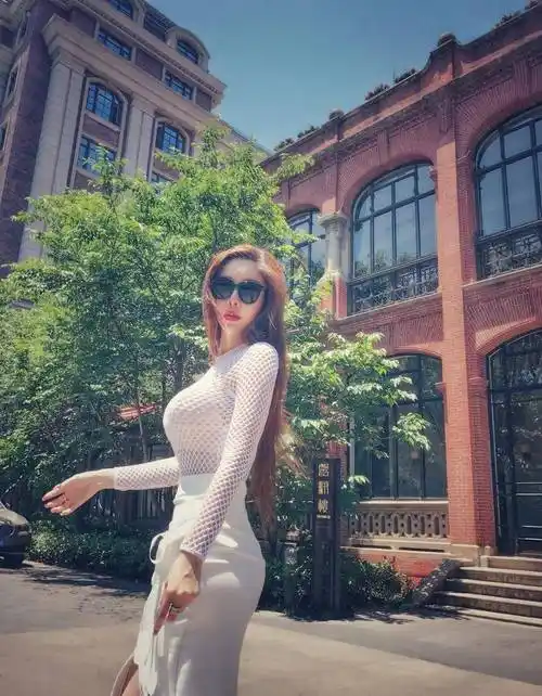 网红汹涌:如此完美的身材,雕饰的面孔只有她微博女神王一霏_时尚_东北