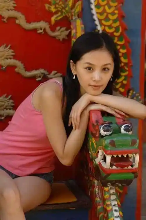 看完13年前王子文素颜长发性感照, 有没有整容还是一眼便知