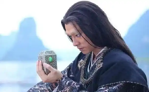 《花千骨》中的单春秋,曾以为是大叔,卸妆后比小鲜肉还迷人