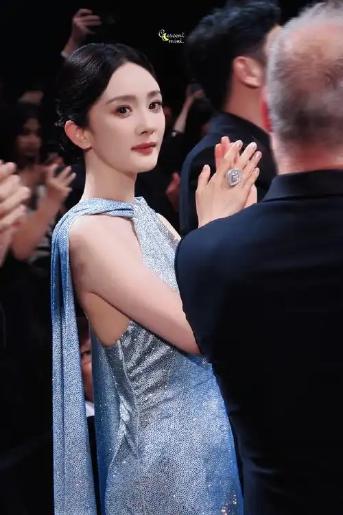 杨幂戛纳生图##杨幂戛纳造型##酱园弄戛纳红毯亮相##酱园弄剧组戛蓋w