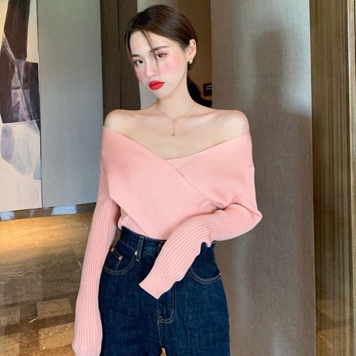 交叉大v领毛衣粉色慵懒风一字肩露锁骨针织衫气质露肩毛织上衣潮