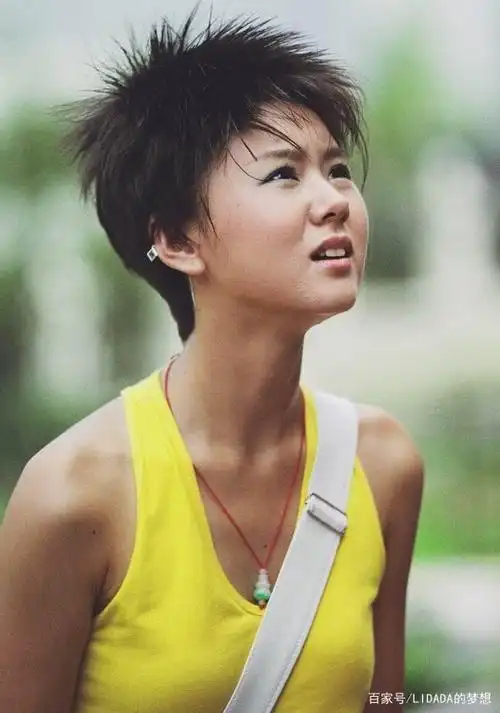 李小萌:出道20年,毕业嫁王雷,结婚八年生一子,36岁怀二胎