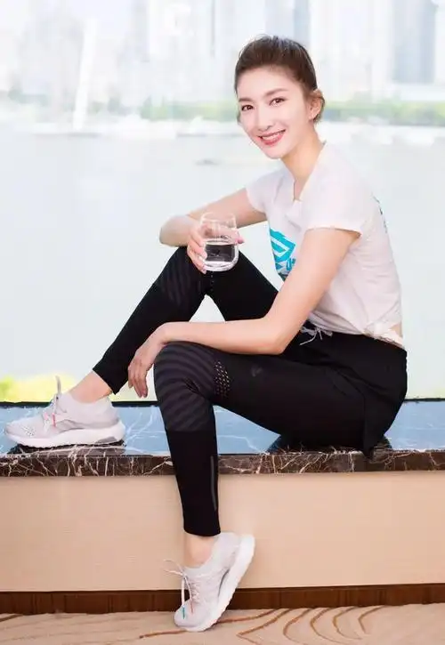 董洁光吃不动必然会长胖啊,所以江疏影经常泡在健身房里,平板支撑