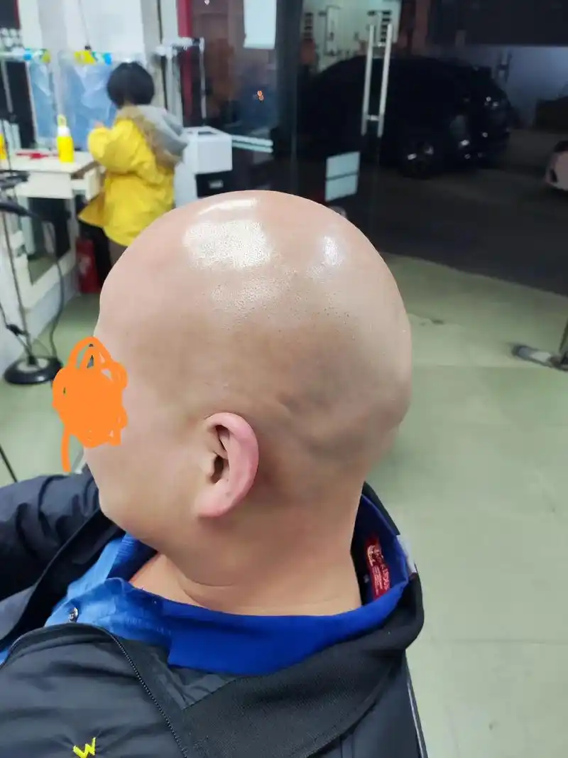 感谢抖音平台给我带来的顾客,这刮得发光发亮的光头,顾客满脸笑 - 抖