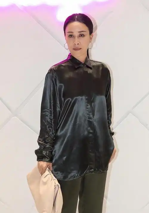 那英52岁了依旧霸气十足!黑色缎面衬衫配阔腿裤干练冷酷,a爆了