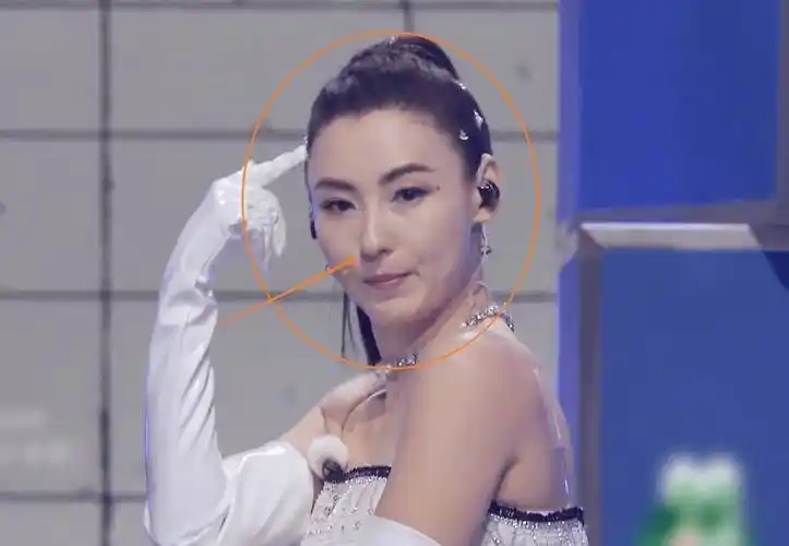 40岁张柏芝身材发福,手臂松弛腰背线条圆润,不看脸差点认不出_舞台