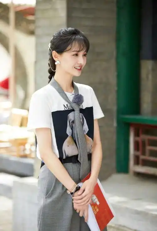 郑爽穿搭太吸睛!蝴蝶结双麻花辫配彩虹发卡,减龄时髦少女味十足