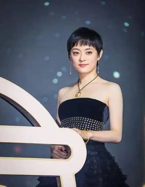 孙俪又来释放魅力了穿黑色抹身材裙配长耳环短发女人也照样迷人