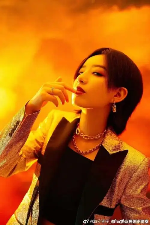 李斯丹妮这个条纹西装搭配全包眼线属于帅到我想要直接喊老公的程度