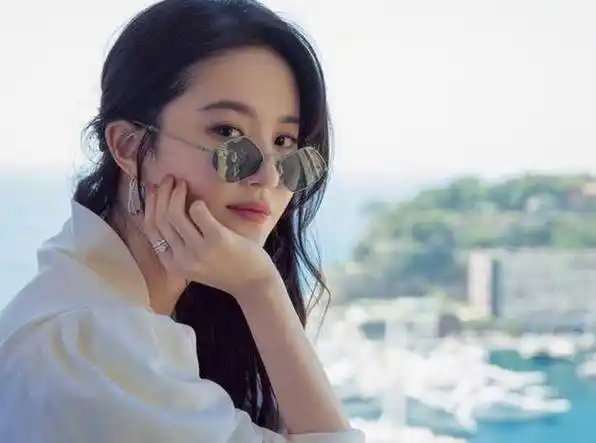 刘亦菲再现"直女角度"自拍,窝在沙发里坐姿显随意,高跟鞋抢镜_时候