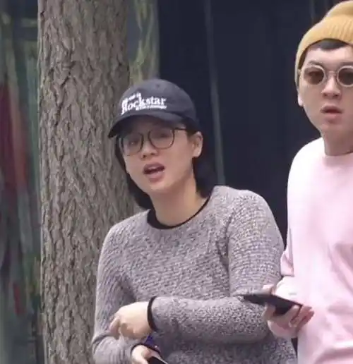 马思纯张哲轩路边秀恩爱,网友一看男方恩爱方式,真油腻_情侣_动作