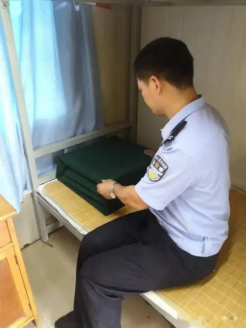 他们 从军营到警营 退伍不褪色 转业不转志 他们 从军装到警服 永葆