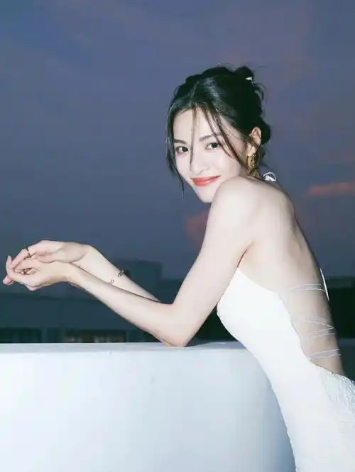 钟楚曦吊带露背裙又辣又a又美的,身材也是绝绝子#钟楚曦