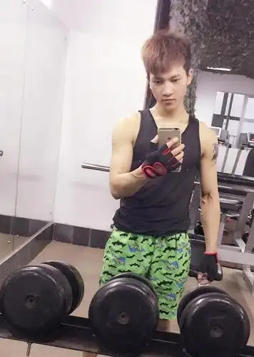 组图:身高173,体重65,皮肤白净的小哥哥,就是喜欢自拍好身材