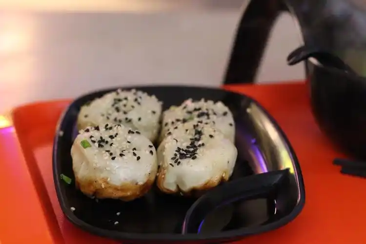 热腾腾的生煎一口咬开直冒汁,荠菜猪肉是我喜欢的馅没错了,只是我个人