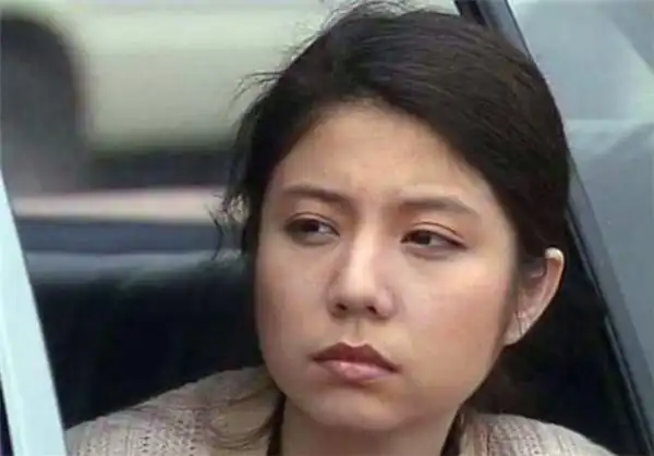 1993年黄家驹去世,前女友林楚麒以未亡人身份守夜,她现在如何了