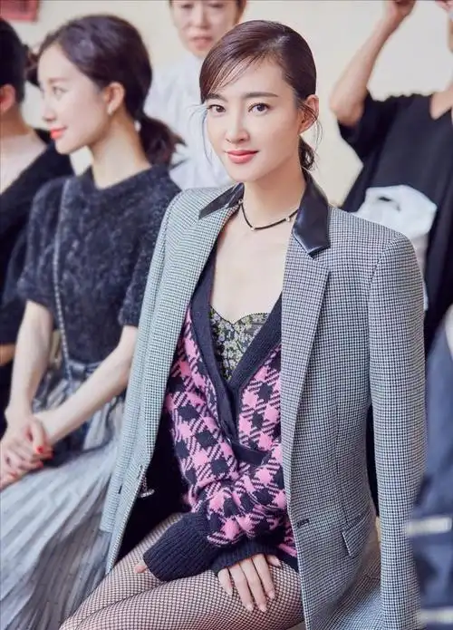 王丽坤的年纪如今也像不少女明星那样,变得有点神秘呢.